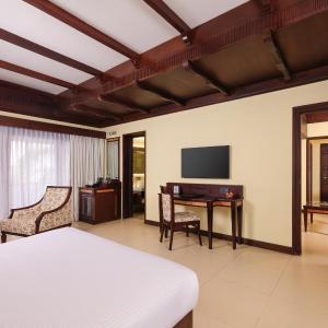 Lake View Suite with Balcony