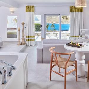 Deluxe Suite Sea View with Indoor Jetted Tub