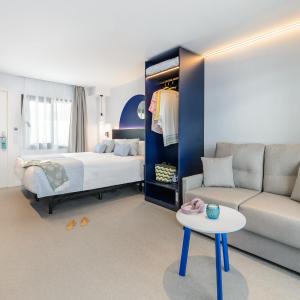Large Studio with Pool view