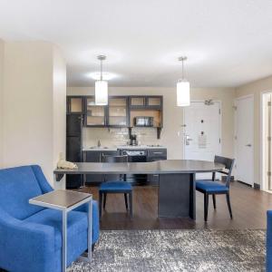 Queen Suite with Sofa Bed and Roll-In Shower - Disability Access/Non-Smoking