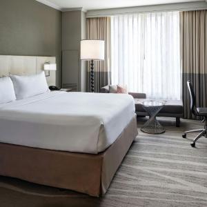 King Room with Adapted Tub - Mobility and Hearing Accessible