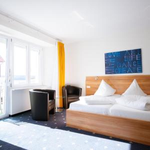 Double Room With Balcony and Partial Lake View