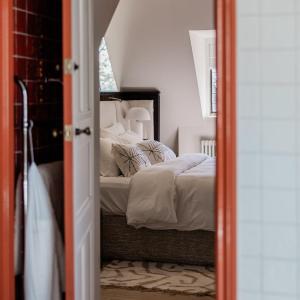 Deluxe One-Bedroom Apartment