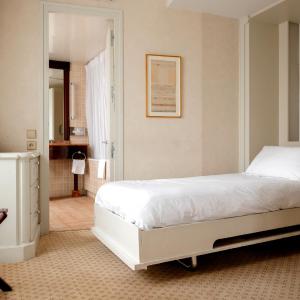 Double room with twin beds and additional bed. 