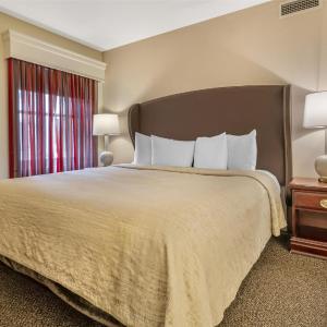 King Suite with Roll-in Shower - Disability Access - Non-smoking