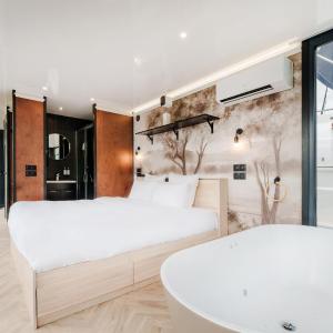 Panoramic Floating Suite King-Size Bed – Spa Bath