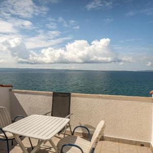 One-Bedroom Apartment with Sea View