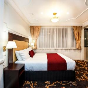 Luxury Queen Suite with Bath & Shower Ensuite