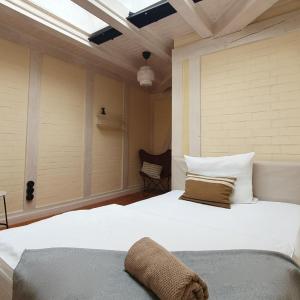 Single Room with Shared Bathroom