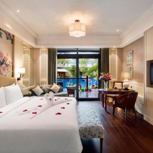 Limited Offer - Seaview Villa King Room (2 glasses of signature cocktails + One time intangible cultural heritage lacquer fan experience + One time Lujiang Night Cruise experience for 2 persons)