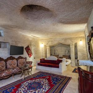 Deluxe Cave Room