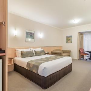 Queen Room with Spa Bath