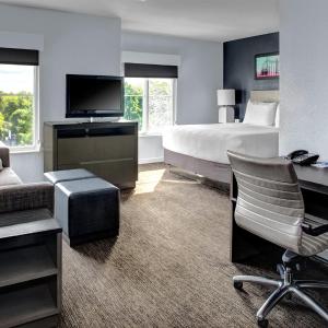Studio with Queen Bed