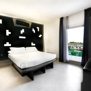 Deluxe Double or Twin Room with Pool View