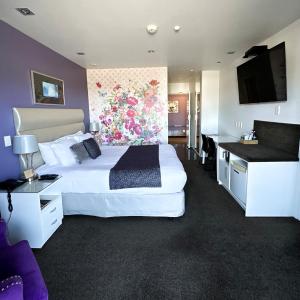 Riverfront Studio with Double Spa