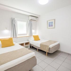 Premier One-Bedroom Apartment with Terrace & Bath Tub (+18)