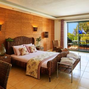 Honeymoon Suite with Side Sea View