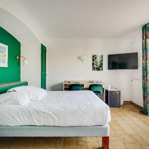 Triple Room with with Terrace and Partial Sea View 