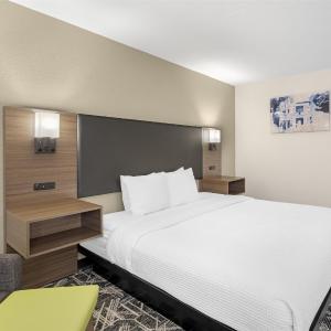 King Room with Roll-in Shower - Disability Access/Non-Smoking