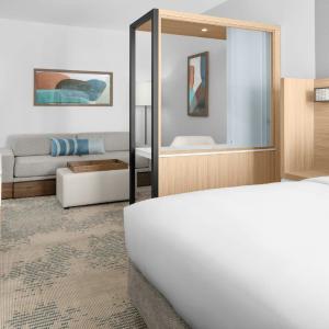 King Suite with Trundle Sofa
