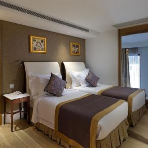 Premium Pool Duplex Suite Swim-up