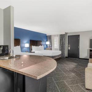 Executive Queen Room with Pool View