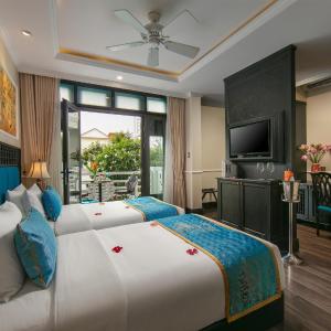 Suite Double/Twin With Balcony and Pool View