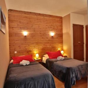 Standard Twin Room with Mountain View