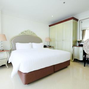 One-Bedroom Suite with City View