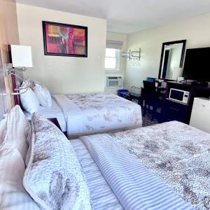 Double Room with Two Double Beds and Lake View