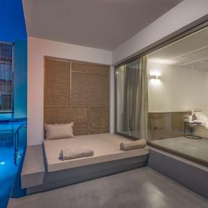 Junior Suite Swim up heated pool
