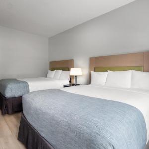 Queen Room with Two Queen Beds and Bath Tub - Mobility Accessible/Non-Smoking