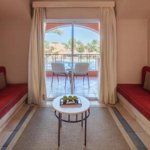 Family, Queen or Twin Bed, Pool View