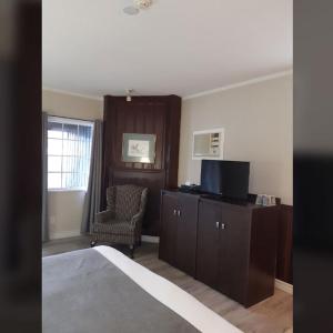 Honeymoon Suite king bed with lake view