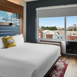 King Room with Transfer Shower - Mobility Access/Hearing Accessible