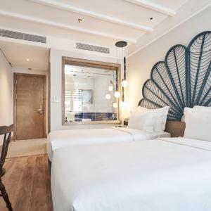 Sofiana Deluxe Bathtub with -Dinner for Two