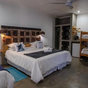 Family Room with Patio (2 Adults + 2 Children)
