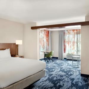 King Suite with Campus View and Sofa Bed - Hearing Accessible