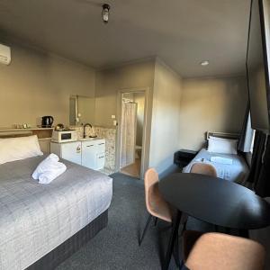 Superior Queen Suite with Single Bed