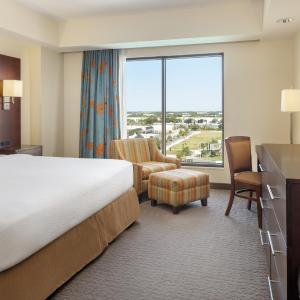 One Bedroom King Suite - Club Level Access (No Resort Fee)