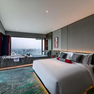 Elegant 270°Canton Tower River View Suite