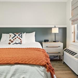 Standard Queen Room