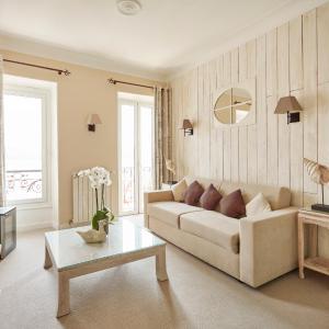 Suite with Balcony and front Sea View