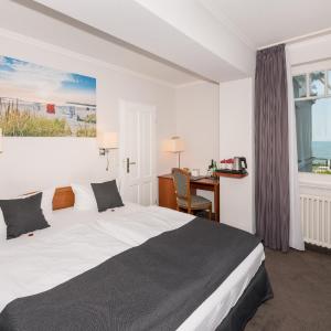 Double Room with Partial Sea View