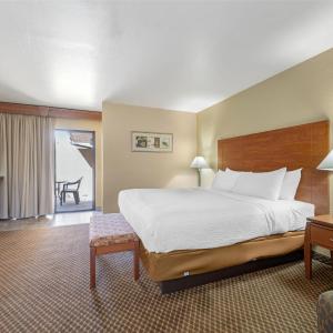 King Suite with Bath Tub and Private Patio - Disability/Non-Smoking