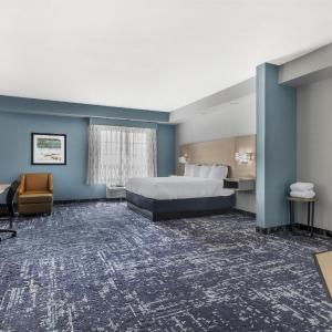 King Suite with Bath Tub, Sofa Bed and Spa Bath - Disability Access/Non-Smoking