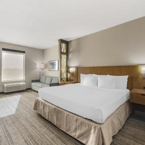 King Suite with Bath Tub - Disability Access/Non-Smoking 
