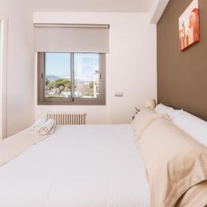 One-Bedroom Apartment with Mountain View
