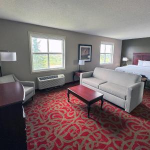 Business Suite with King Bed - Non-Smoking