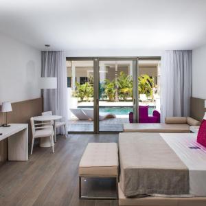 Deluxe Suite Platinum with Pool Access